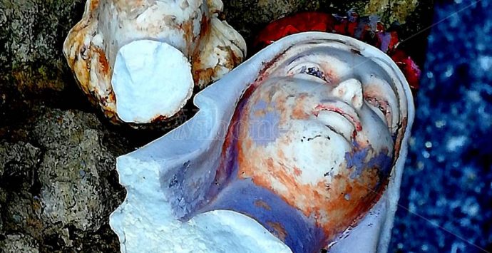 Atto sacrilego a Briatico, decapitata la “Madonnina del mare” – Foto