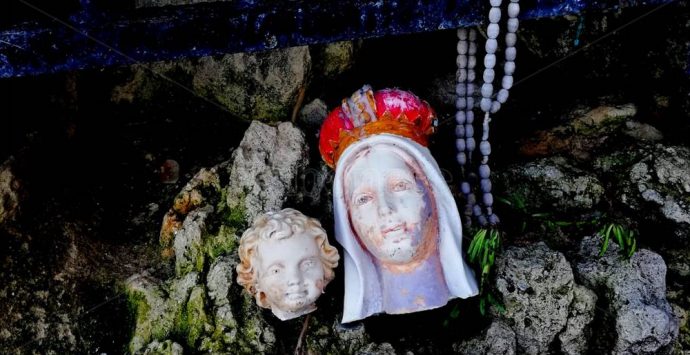 Atto sacrilego a Briatico, decapitata la “Madonnina del mare” – Foto