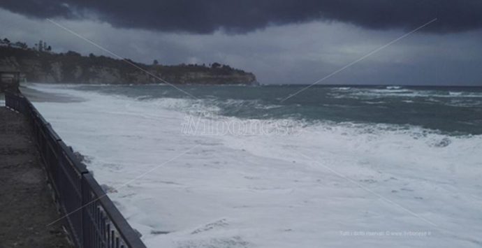 Tropea, torna la paura per le mareggiate: scuole chiuse e lungomare a rischio