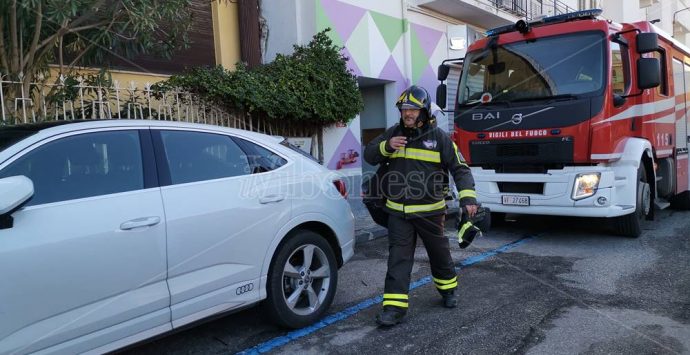 Vibonese sferzato dal vento forte, danni al tetto della Garibaldi di Vibo – Foto