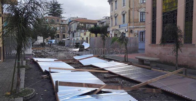 Vibonese sferzato dal vento forte, danni al tetto della Garibaldi di Vibo – Foto