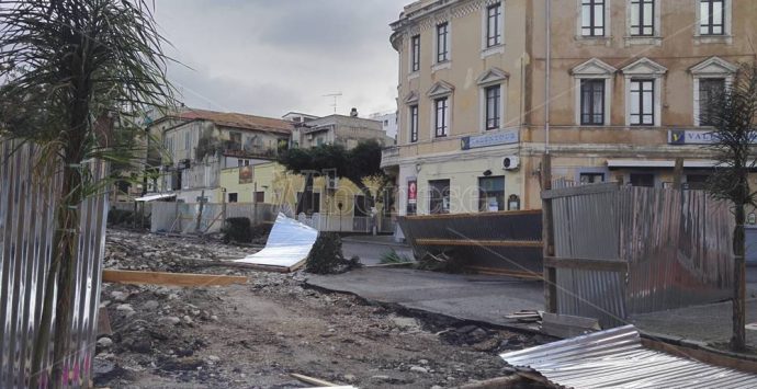 Vibonese sferzato dal vento forte, danni al tetto della Garibaldi di Vibo – Foto