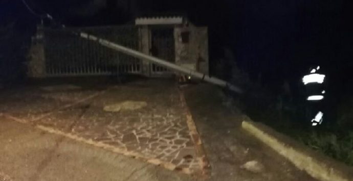 Vibonese sferzato dal vento forte, danni al tetto della Garibaldi di Vibo – Foto