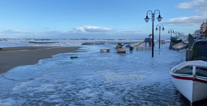 Mareggiata a Vibo Marina, ingenti danni al Pennello. Allagata via Emilia – Foto/Video