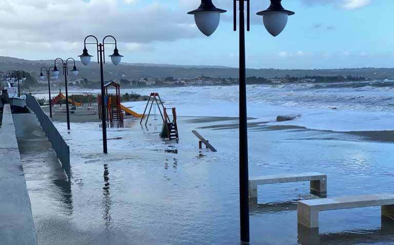 Mareggiata a Vibo Marina, ingenti danni al Pennello. Allagata via Emilia – Foto/Video