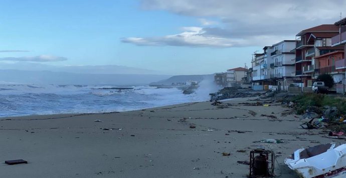 Vibonese sferzato dal vento forte, danni al tetto della Garibaldi di Vibo – Foto