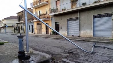 Vento forte nel Vibonese, lampione si schianta al suolo a Mileto