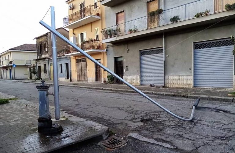 Vento forte nel Vibonese, lampione si schianta al suolo a Mileto