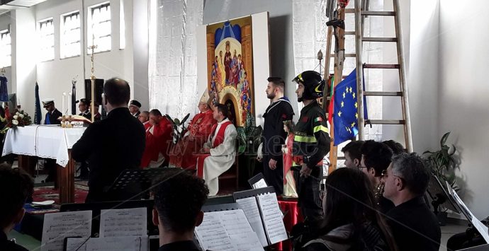 Vigili del fuoco, Guardia costiera e Marina celebrano Santa Barbara – Video