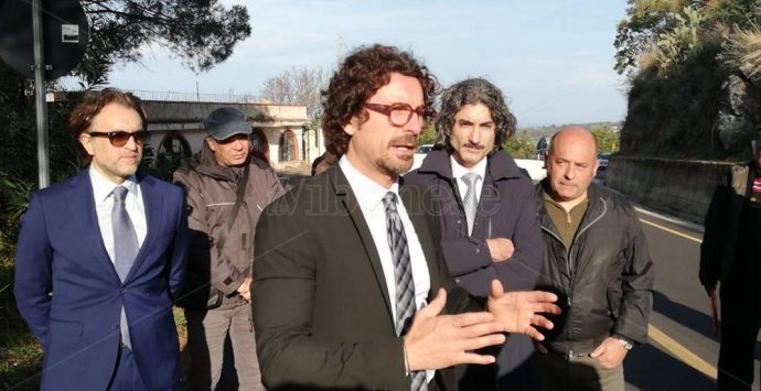 Elezioni regionali, l’ex ministro Toninelli fa tappa a Vibo Marina