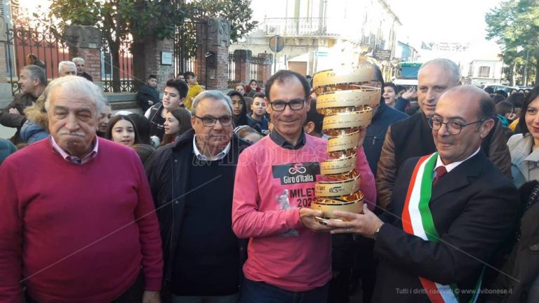 Giro d’Italia, Mileto in festa accoglie il “Trofeo Infinito” – Foto/Video