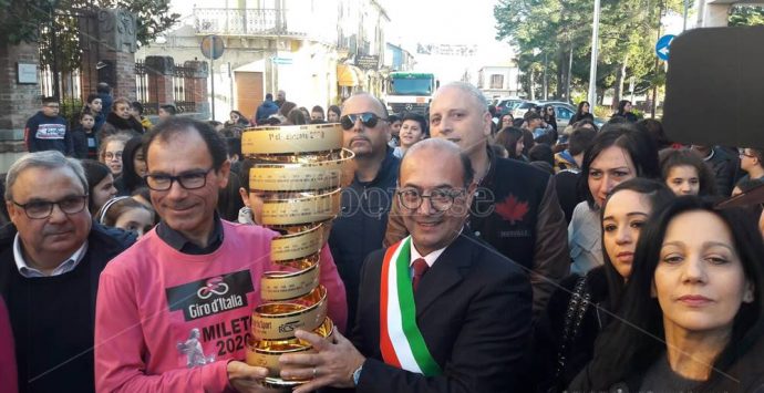 Giro d’Italia, Mileto in festa accoglie il “Trofeo Infinito” – Foto/Video