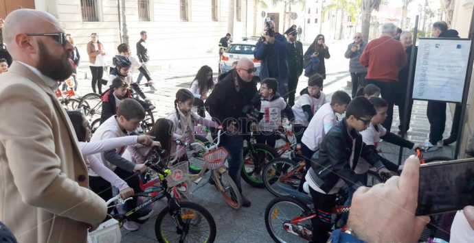 Giro d’Italia, Mileto in festa accoglie il “Trofeo Infinito” – Foto/Video