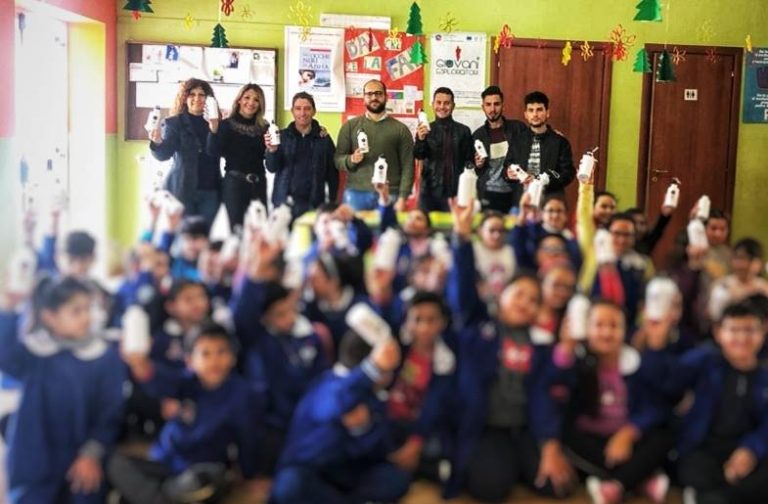 Le borracce dell’associazione Valentia nelle scuole di Zambrone