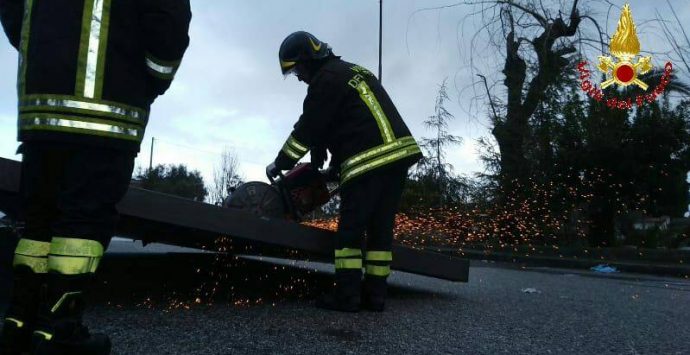 Vento forte nel Vibonese, oltre 30 interventi dei vigili del fuoco – Foto