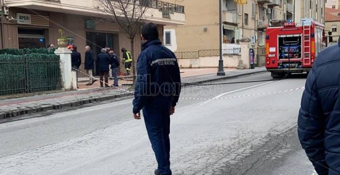 Bottiglia incendiaria contro banca in viale Matteotti a Vibo, strada chiusa al traffico – Foto/Video