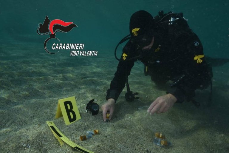 Pistola e munizioni nascoste nel mare di Bivona – Foto