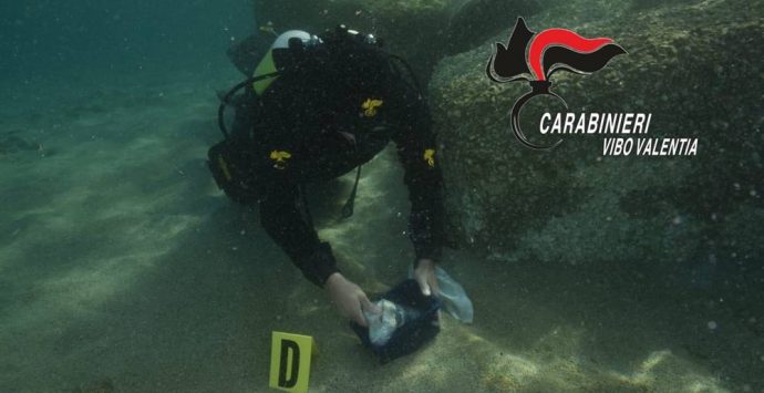 Pistola e munizioni nascoste nel mare di Bivona – Foto