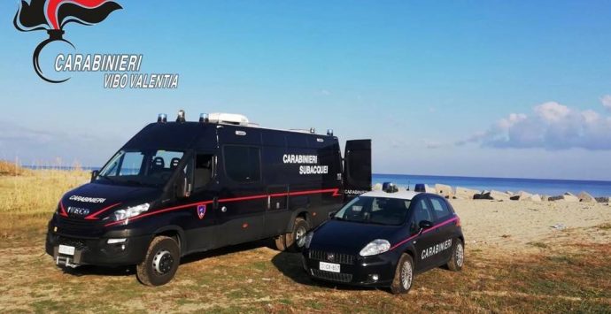 Pistola e munizioni nascoste nel mare di Bivona – Foto