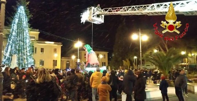 La Befana in piazza Municipio a Vibo per la gioia dei più piccoli – Foto