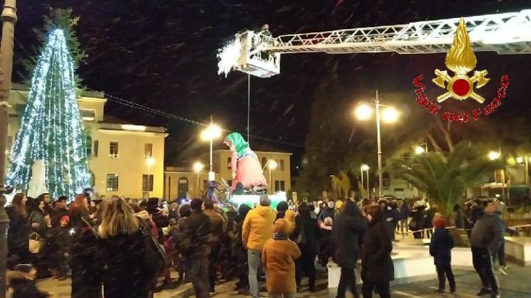 La Befana in piazza Municipio a Vibo per la gioia dei più piccoli – Foto