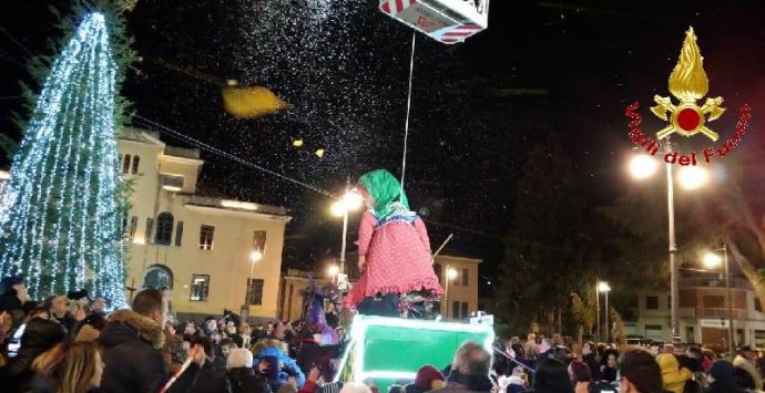 La Befana in piazza Municipio a Vibo per la gioia dei più piccoli – Foto