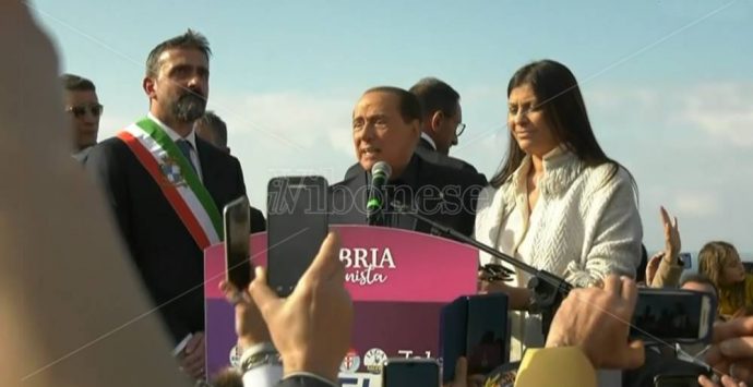 Berlusconi: “Santelli? La conosco da 26 anni, non me l’ha mai data” – Video