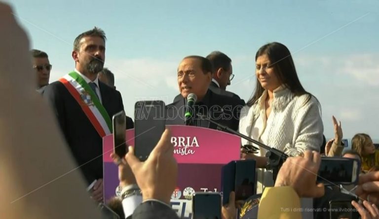 Berlusconi: “Santelli? La conosco da 26 anni, non me l’ha mai data” – Video