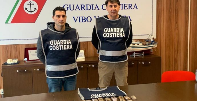 Un chilo di hashish rinvenuto dalla Guardia costiera in un fosso di Pizzo