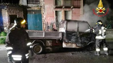 Notte di fuoco a Mileto, camion in fiamme in pieno centro abitato