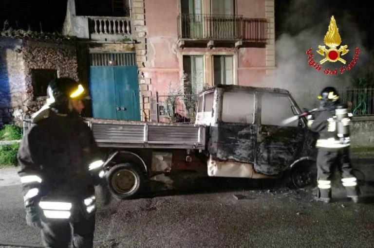 Notte di fuoco a Mileto, camion in fiamme in pieno centro abitato