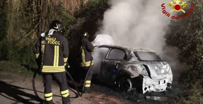 San Calogero, auto avvolta dalle fiamme lungo la provinciale – Foto