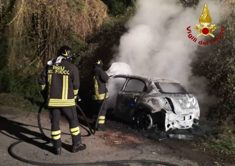 San Calogero, auto avvolta dalle fiamme lungo la provinciale – Foto