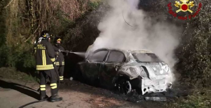 San Calogero, auto avvolta dalle fiamme lungo la provinciale – Foto