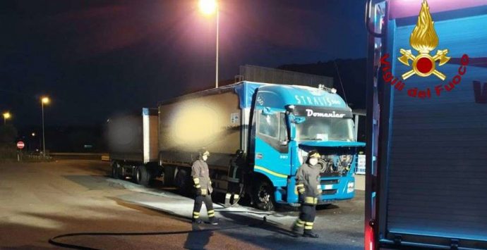 Tir in fiamme sull’A2 a Pizzo, i vigili del fuoco domano l’incendio – Foto