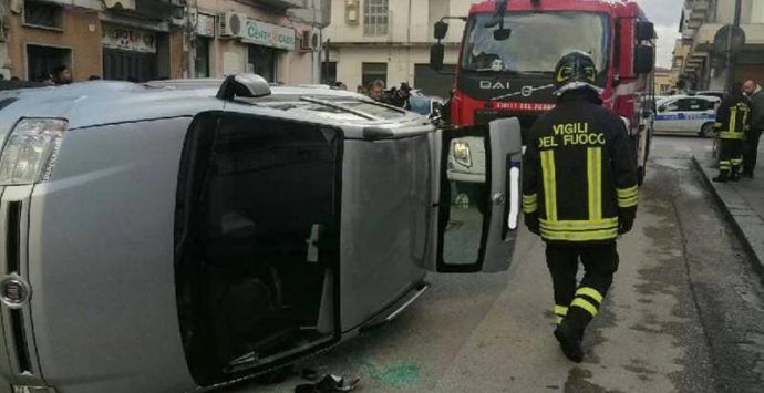 Auto si ribalta in pieno centro a Vibo, intervengono i vigili del fuoco