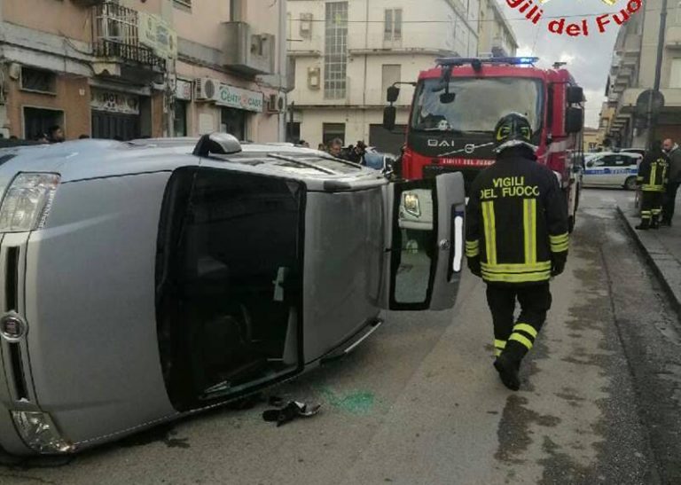 Auto si ribalta in pieno centro a Vibo, intervengono i vigili del fuoco