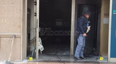 Bottiglia incendiaria alla Bper di Vibo, obbligo di firma per il fermato dalla polizia