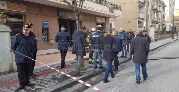 Bottiglia incendiaria contro banca in viale Matteotti a Vibo, strada chiusa al traffico – Foto/Video