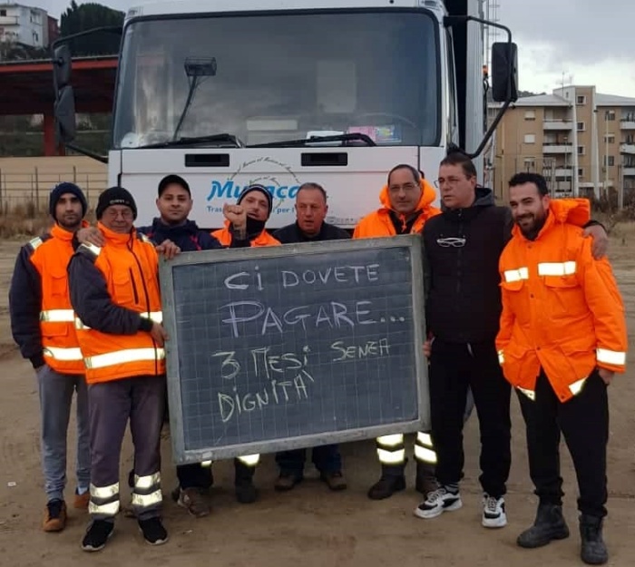 Nuova protesta degli operatori ecologici che lamentano differenti trattamenti nell'erogazione delle spettanze 