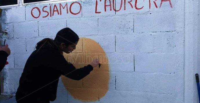 Paravati, i giovani ritinteggiano il muro della parrocchia di Natuzza