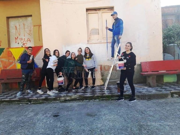 Paravati, i giovani ritinteggiano il muro della parrocchia di Natuzza