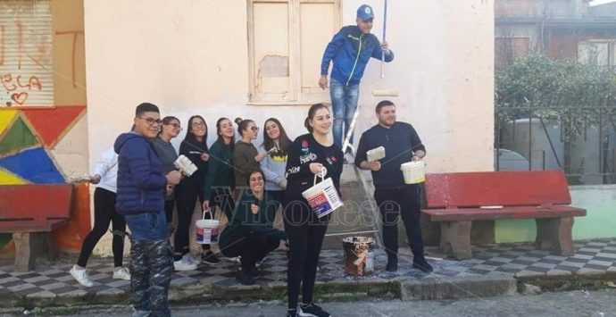 Paravati, i giovani ritinteggiano il muro della parrocchia di Natuzza