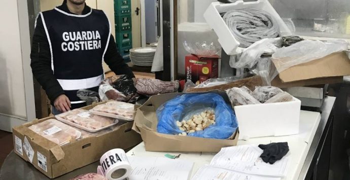 Pesce per il cenone in cattivo stato di conservazione, scatta il sequestro