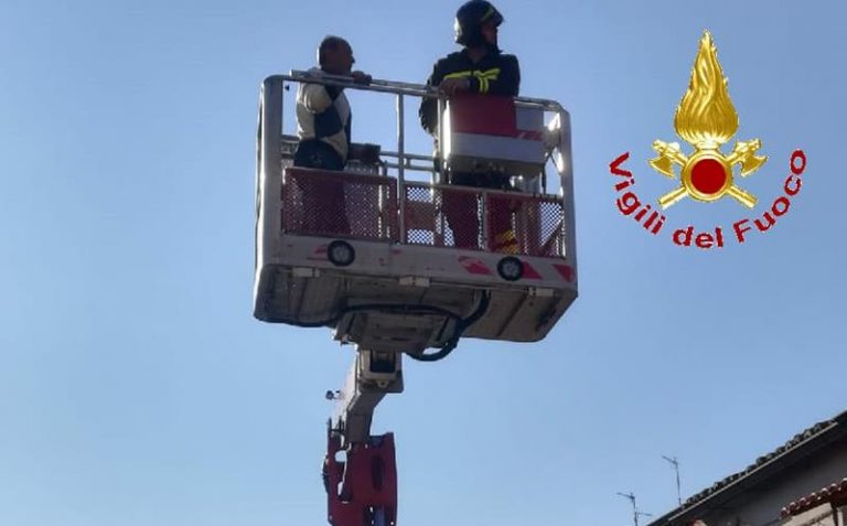 Salvato dai vigili del fuoco sul tetto di casa a Maierato