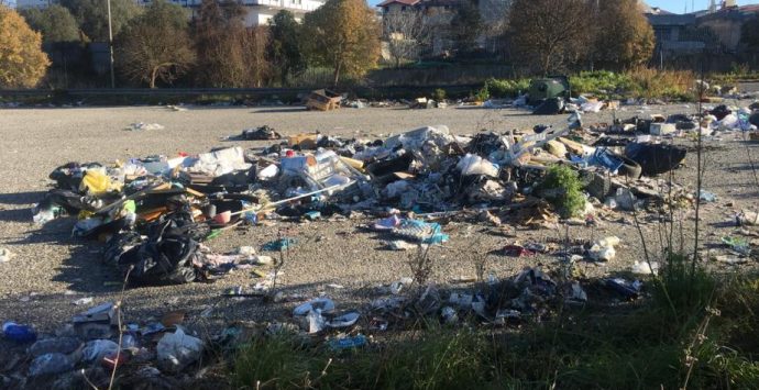 Il Comune rimuove le mega discariche nell’area industriale di Vibo – Foto