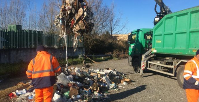 Il Comune rimuove le mega discariche nell’area industriale di Vibo – Foto