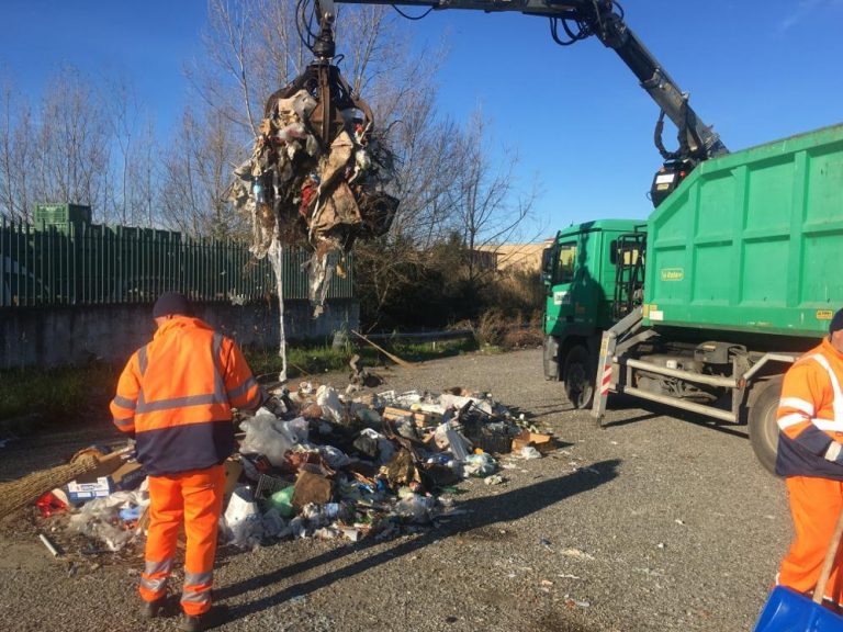 Il Comune rimuove le mega discariche nell’area industriale di Vibo – Foto