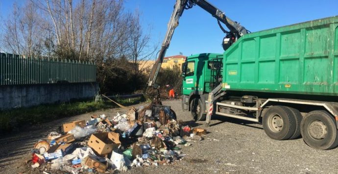 Il Comune rimuove le mega discariche nell’area industriale di Vibo – Foto