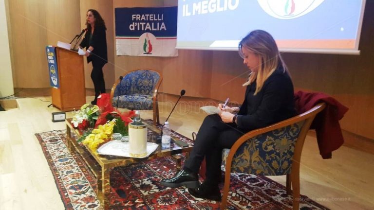 La destra vibonese abbraccia Giorgia Meloni: «Qui serve lavoro» – Video